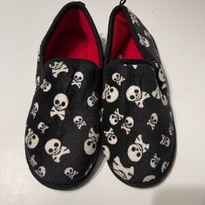 Black & White Skull and Crossbones Fleece Slip-On Slippers - Boys XL (Size 4-5)